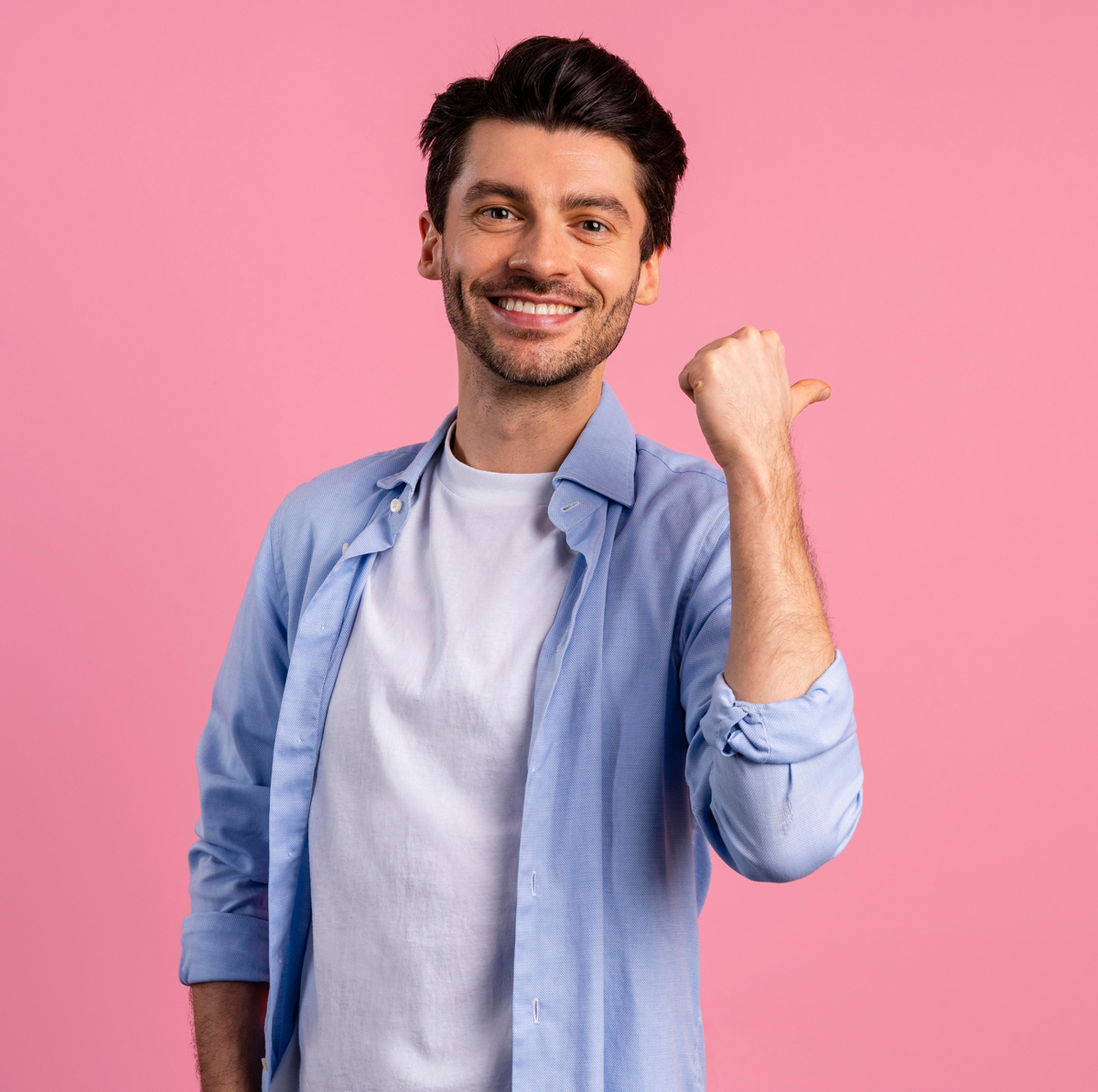 vista-frontal-del-hombre6-que-parece-victorioso